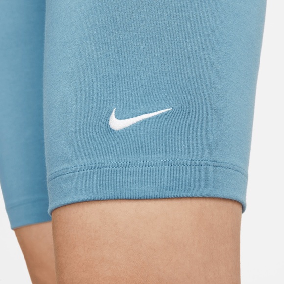Nike Sportswear Essential
Women's Mid-Rise 10" Biker Shorts - Picture 2 of 3